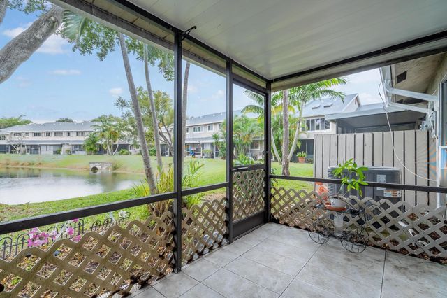 2105 W Discovery Cir W, Deerfield Beach, FL 33442