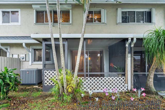 2105 W Discovery Cir W, Deerfield Beach, FL 33442