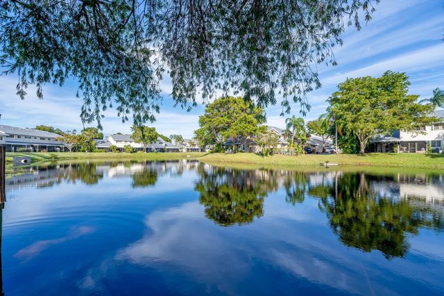 2105 W Discovery Cir W, Deerfield Beach, FL 33442