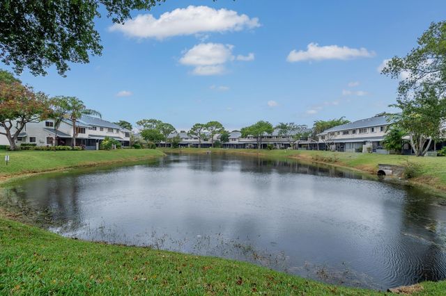 2105 W Discovery Cir W, Deerfield Beach, FL 33442