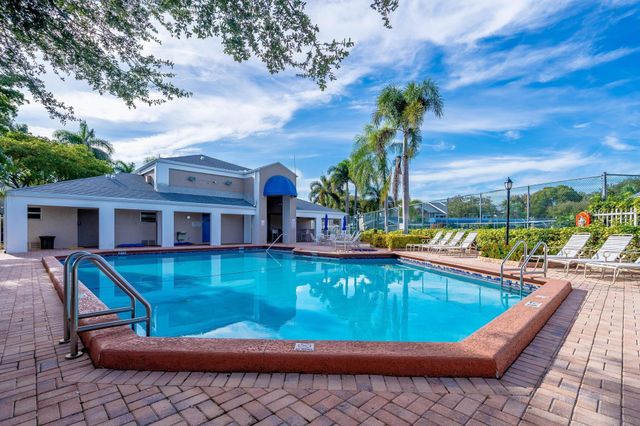 2105 W Discovery Cir W, Deerfield Beach, FL 33442