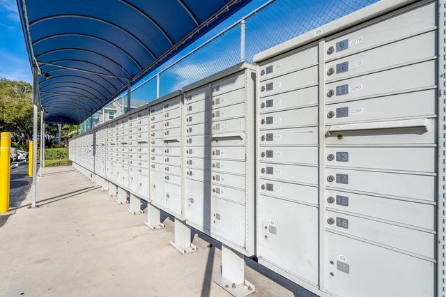 2105 W Discovery Cir W, Deerfield Beach, FL 33442