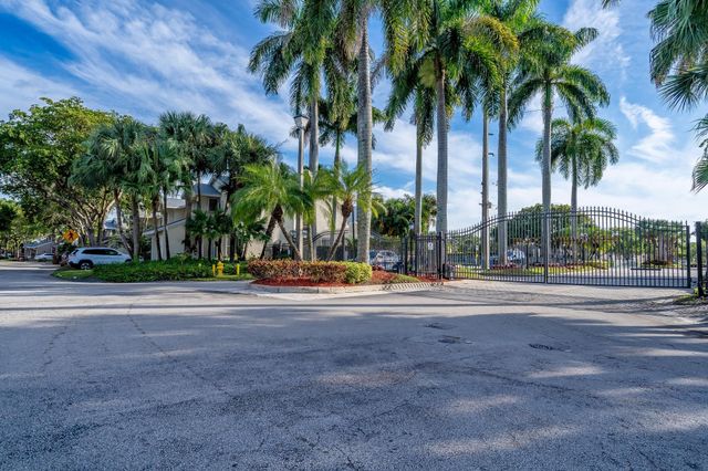 2105 W Discovery Cir W, Deerfield Beach, FL 33442