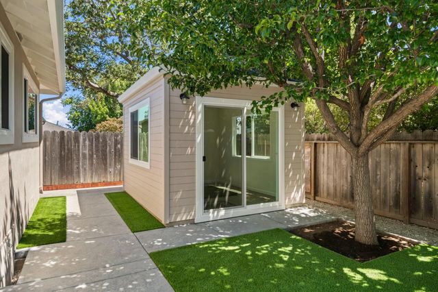 20 Robin Way, San Carlos, CA 94070