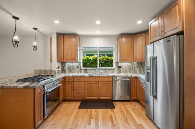 20 Robin Way, San Carlos, CA 94070