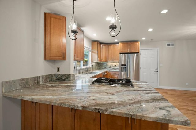 20 Robin Way, San Carlos, CA 94070