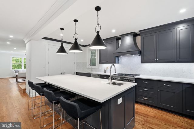 4720 ELLICOTT ST NW, Washington, DC 20016
