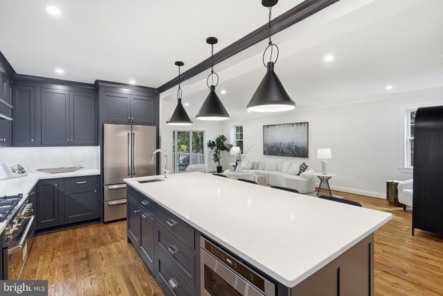 4720 ELLICOTT ST NW, Washington, DC 20016