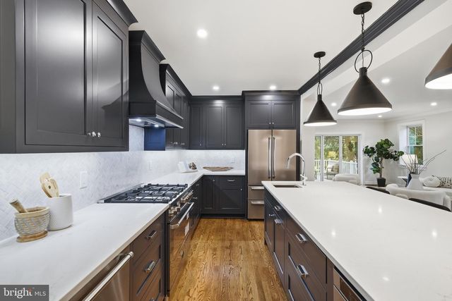 4720 ELLICOTT ST NW, Washington, DC 20016