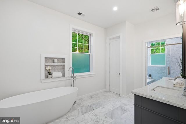 4720 ELLICOTT ST NW, Washington, DC 20016