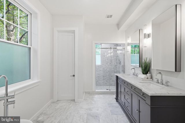 4720 ELLICOTT ST NW, Washington, DC 20016
