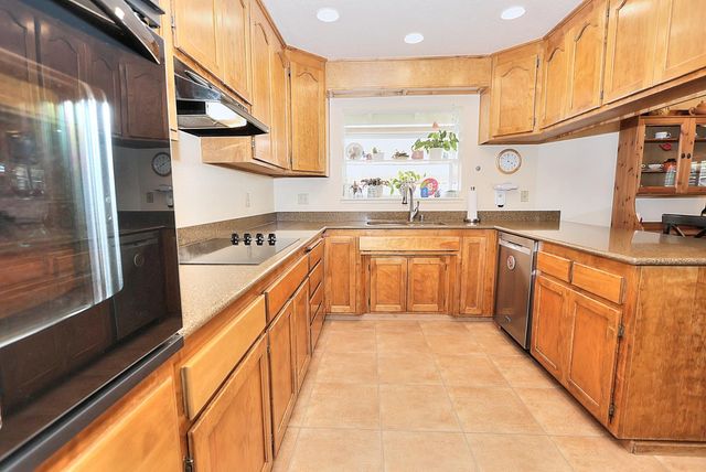 1626 Sierra Gardens Dr, Roseville, CA 95661