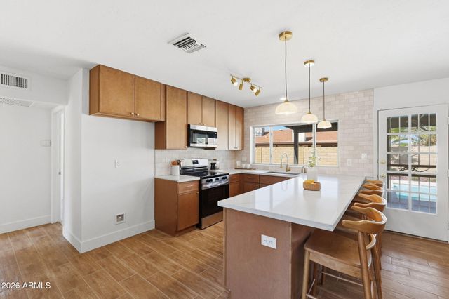 3205 N WOODBURNE Drive, Chandler, AZ 85224