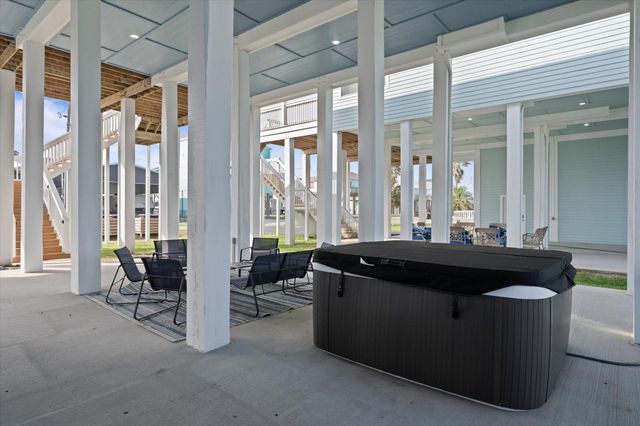 1985 Avenue I, Crystal Beach, TX 77650