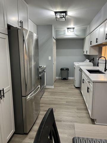 1687 Williamsburg Court B, Wheaton, IL 60189