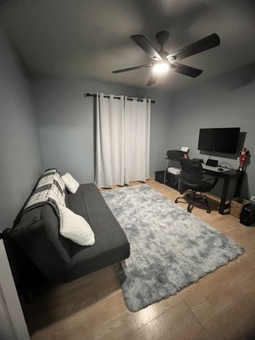 1687 Williamsburg Court B, Wheaton, IL 60189