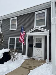 1687 Williamsburg Court B, Wheaton, IL 60189