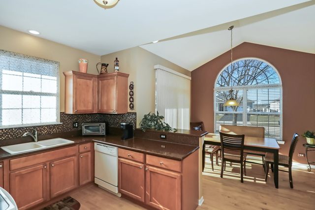 895 Eineke Boulevard, Algonquin, IL 60102