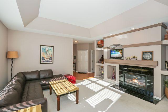 895 Eineke Boulevard, Algonquin, IL 60102