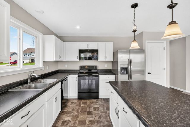 5541 Woods Pointe Drive, Mccordsville, IN 46055