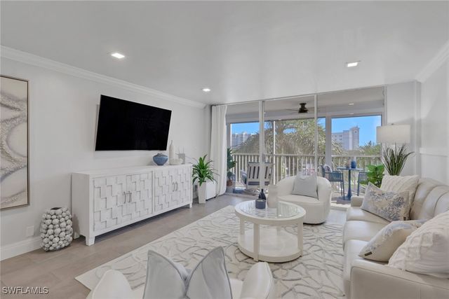 3 Bluebill AVE 512, Naples, FL 34108