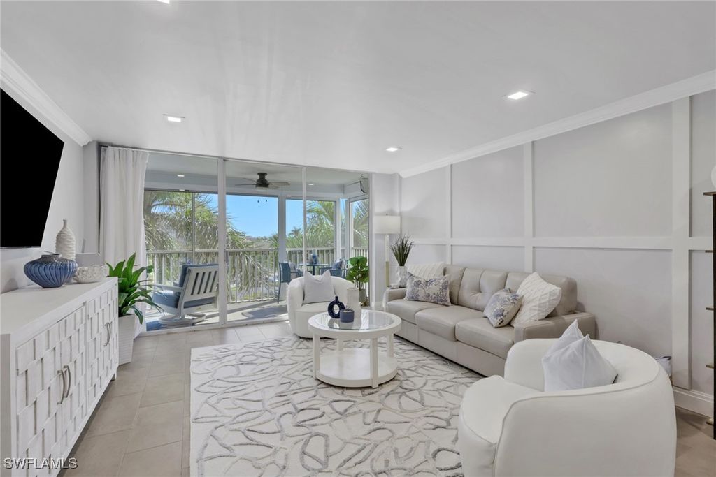 3 Bluebill AVE 512, Naples, FL 34108