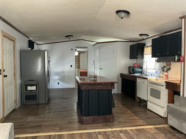 13445 New Lake Road, Henryetta, OK 74437