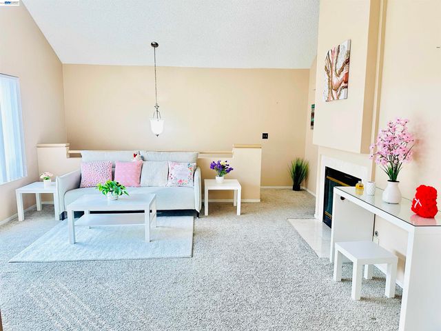 161 Seaway Ct, Hercules, CA 94547