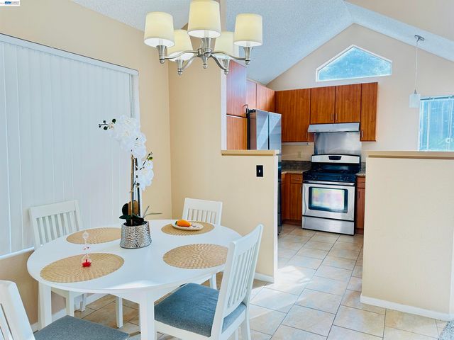 161 Seaway Ct, Hercules, CA 94547