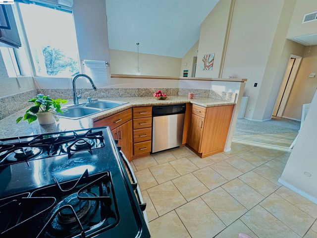 161 Seaway Ct, Hercules, CA 94547