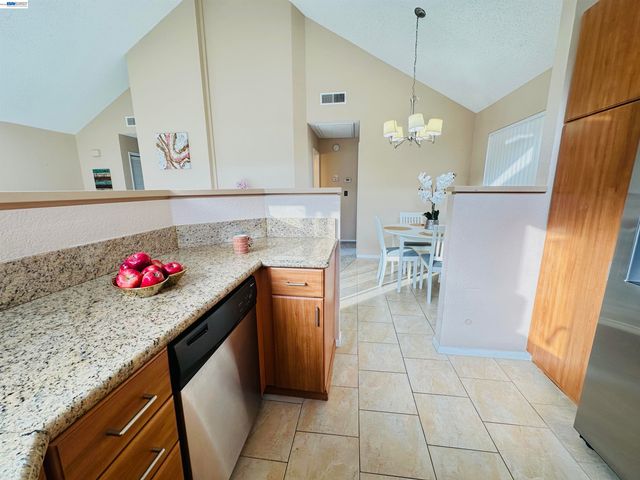 161 Seaway Ct, Hercules, CA 94547