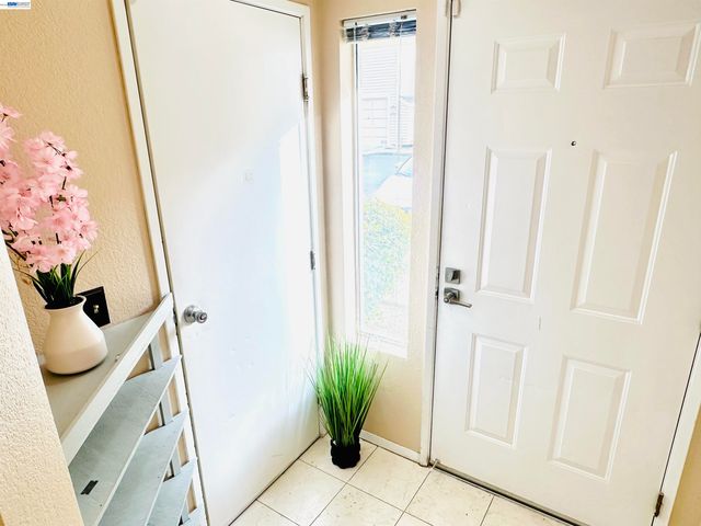 161 Seaway Ct, Hercules, CA 94547