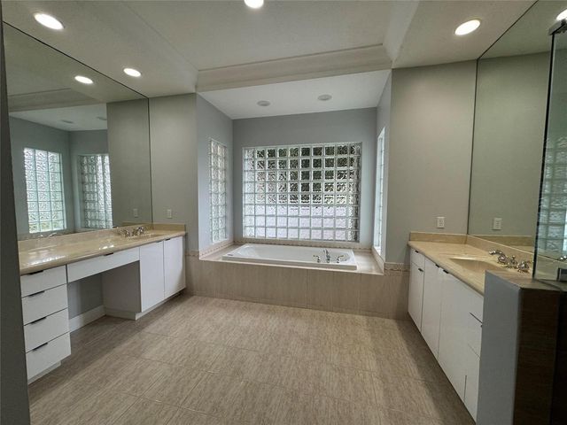 11165 Whitehawk Street, Plantation, FL 33324