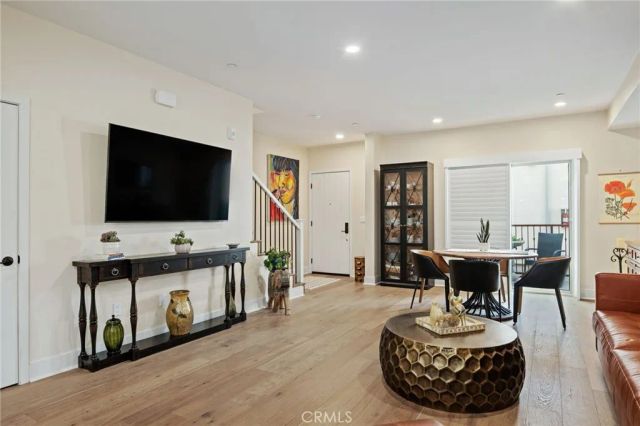 44 Coronado Street 202, Ventura, CA 93001