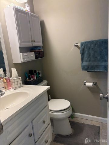 43 Farnham Square, Sayreville, NJ 08859