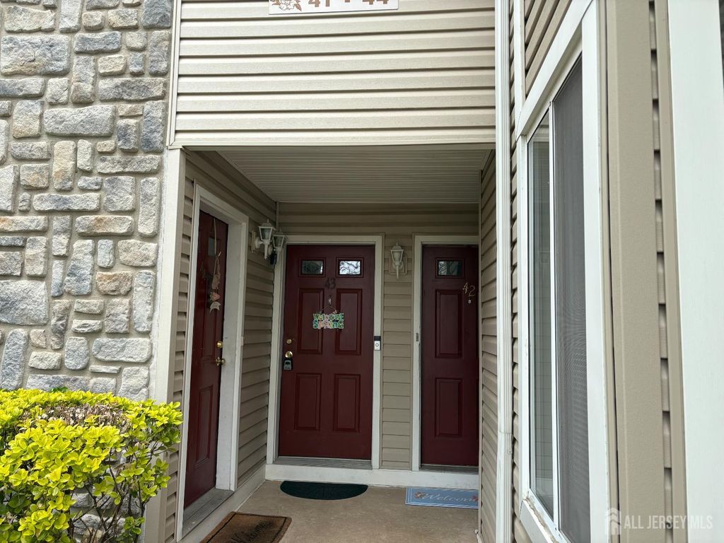 43 Farnham Square, Sayreville, NJ 08859