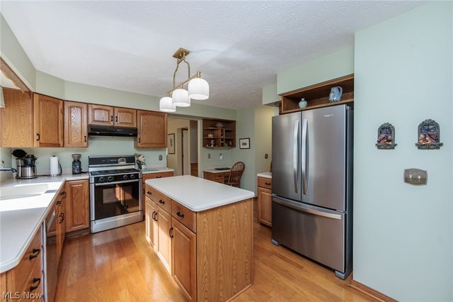 409 Avon Point Avenue, Avon Lake, OH 44012