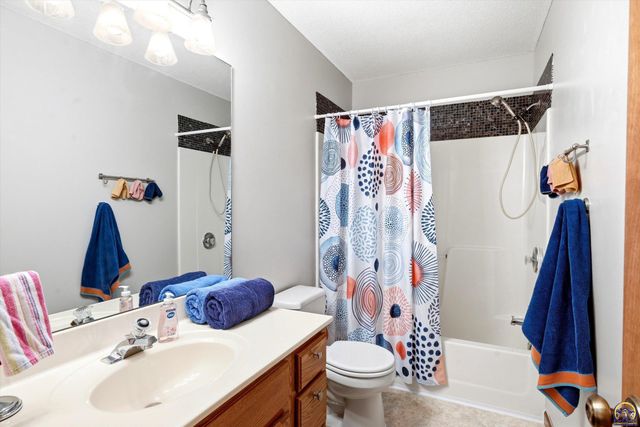 5646 SW 35th TER, Topeka, KS 66614