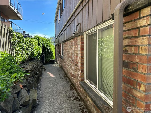 717 3rd Avenue N, Seattle, WA 98109