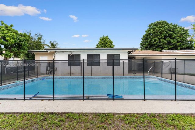 4700 NW 1st Ct, Plantation, FL 33317