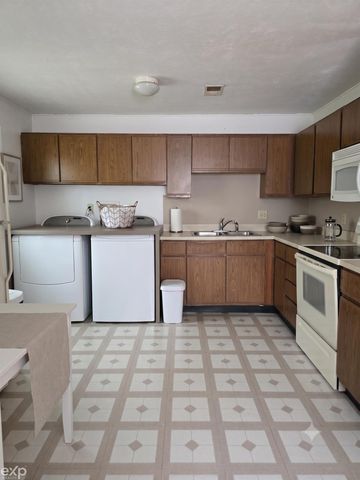 2812 Cabot Drive, Lansing, MI 48911