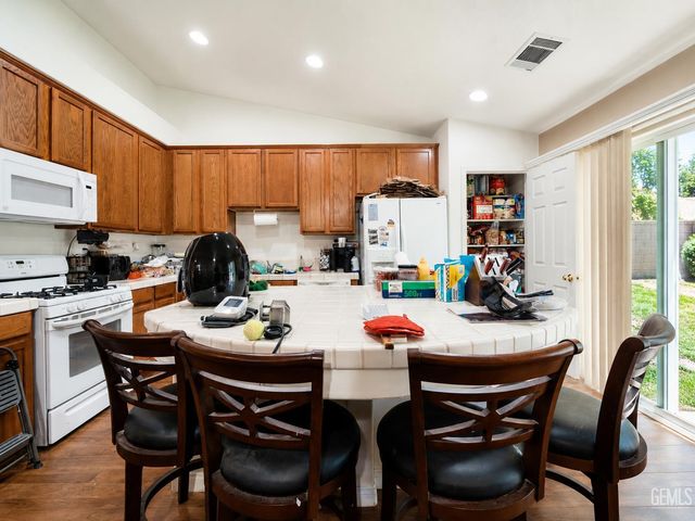 9400 Manihiki Avenue, Bakersfield, CA 93311