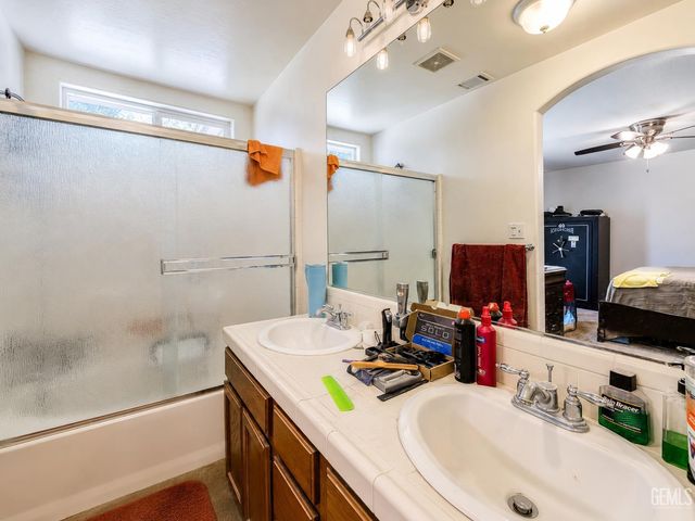 9400 Manihiki Avenue, Bakersfield, CA 93311