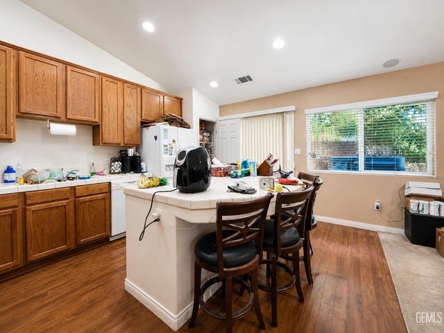 9400 Manihiki Avenue, Bakersfield, CA 93311