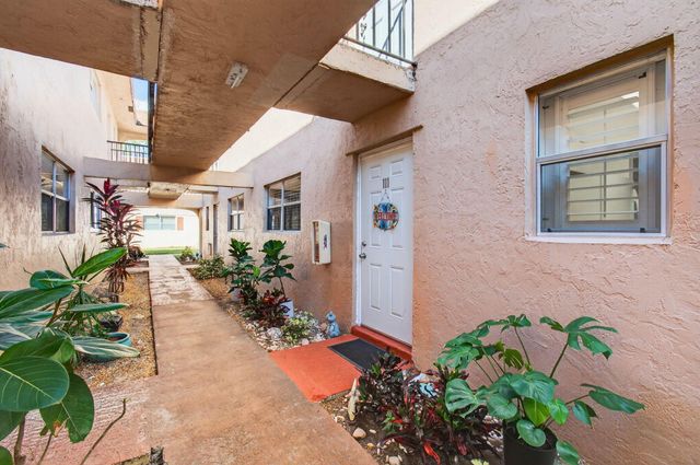 500 SW 2nd Avenue 111, Boca Raton, FL 33432