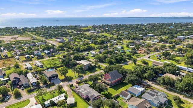 746 12th Street, Dickinson, TX 77539