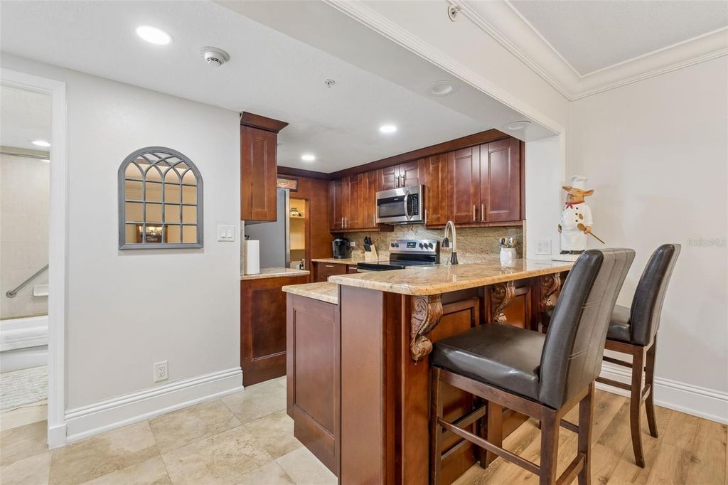 Image 11 of property listing at 36750 US HIGHWAY 19 N 06207, Palm Harbor, FL 34684