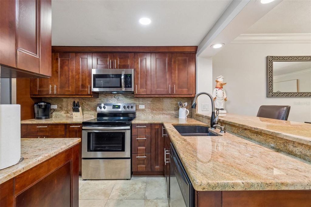 Image 12 of property listing at 36750 US HIGHWAY 19 N 06207, Palm Harbor, FL 34684