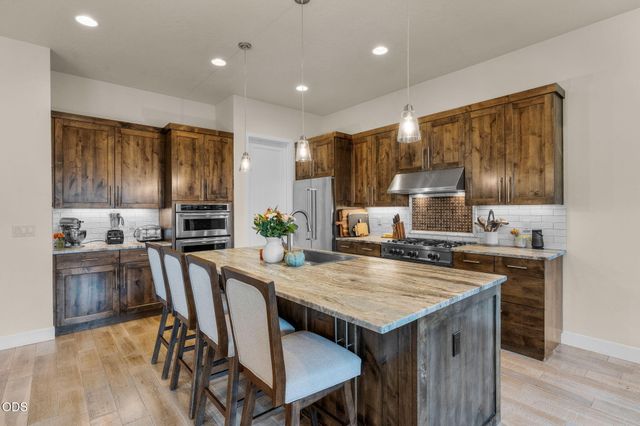 62678 NW Mt Thielsen Drive, Bend, OR 97703