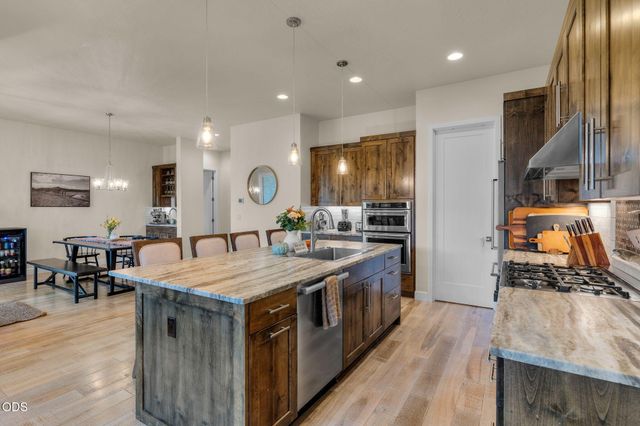 62678 NW Mt Thielsen Drive, Bend, OR 97703